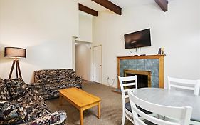 Cedarbrook Queen Suite 106
